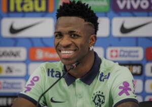 Gato invade coletiva de Vini Jr, vira mascote da seleção e é batizado de 'Hexa'