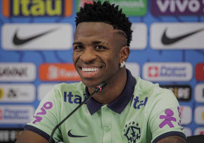 Gato invade coletiva de Vini Jr, vira mascote da seleção e é batizado de ‘Hexa’