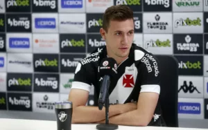 Lucas Piton é apresentado no Vasco