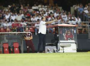 Ceni vive dilema por excesso de gringos e admite 'possível erro de planejamento'