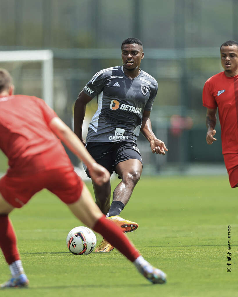 Com dois de Eduardo Sasha, Atlético-MG derrota Villa Nova-MG em jogo-treino