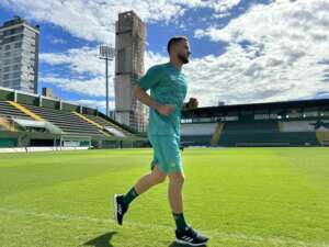 Catarinense: Chapecoense confirma retorno de lateral Busanello que estava na Ucrânia