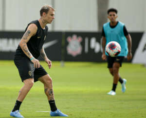 Com camisa nova e reforços, Corinthians treina pela primeira vez no CT