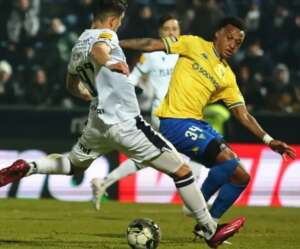 PORTUGUÊS: Sem grandes em campo, mandantes se dão bem no domingo