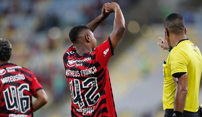 Carioca: Flamengo oficializa renovação de Matheus França, joia da base, até o fim de 2027