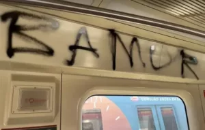 Após clássico, torcida do Bahia picha metrôs em Salvador