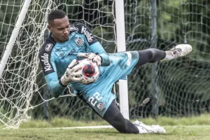 Gaúcho: Santos negocia goleiro John com Internacional