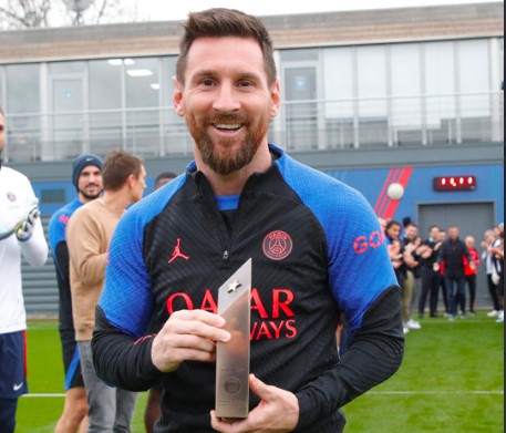 Messi recebe mais um prêmio após a conquista da Copa do Mundo (Foto: Divulgação/PSG)