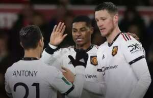 Copa da Liga Inglesa: United faz três no Nottingham e fica perto da final