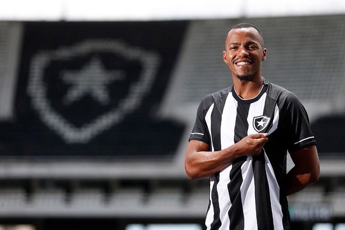 Carioca: Botafogo oficializa a chegada de volante ex-Atlético-GO até o fim de 2025