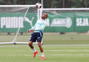 Paulistão: Mayke é liberado e participa de treino com reservas do Palmeiras