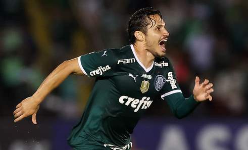 Raphael Veiga vibra com golaço e pede evolução do Palmeiras