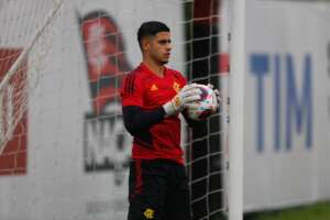 Carioca: Flamengo promove goleiro de 16 anos para trabalhar com os profissionais