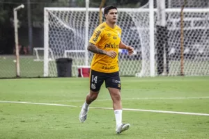 Fernández treina no CT Rei Pelé e pode ser opção do Santos para jogo no ABC