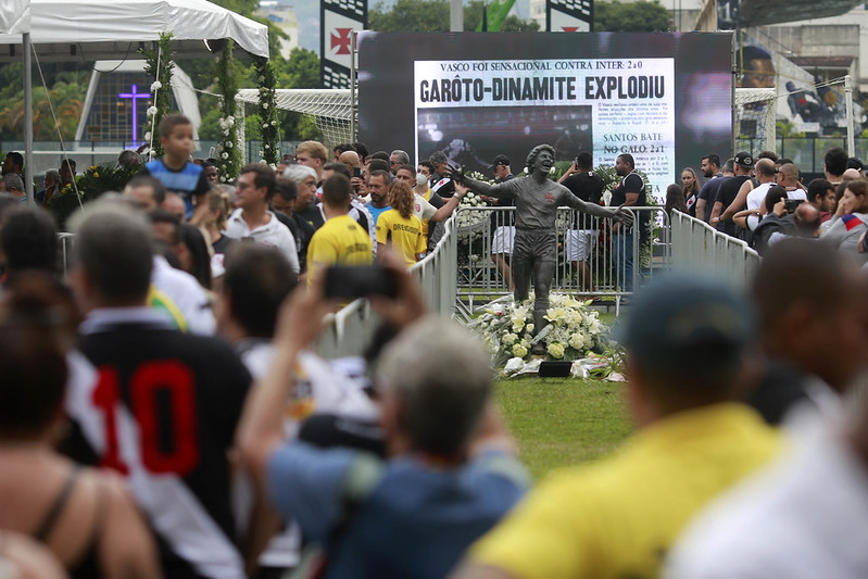 Torcida do Vasco fara homenagens a Dinamite na estreia do Carioca