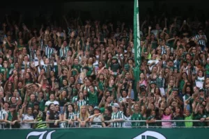 Jogo do Coritiba tem presença só de mulheres e crianças após medida judicial