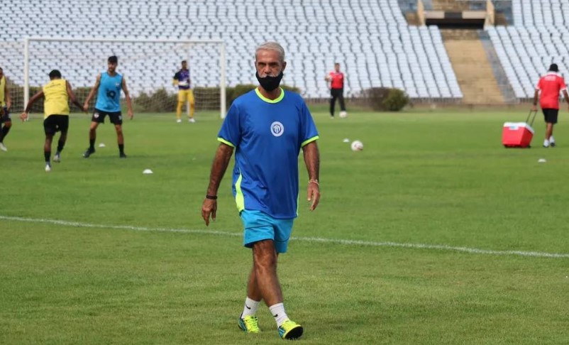 Campo Maior, PI, 23 (AFI) - O Comercial demitiu o técnico José Carlos Amaral. O presidente do clube afirma que a saída do treinador já estava sendo discutida, e a decisão foi confirmada após a terceira derrota seguida do time de Campo Maior no Campeonato Piauiense. O profissional deixa o cargo após cinco oportunidades no comando do Comercial-PI, incluindo dois amistosos. Foram 4 derrotas e 1 empate, com 8 gols sofridos e nenhum marcado. Além de José Carlos Amaral, outros quatro nomes foram desligados do clube Piauiense neste final de semana. O goleiro Gustavo, o meia Batatinha, além dos atacantes Roger e Feijão,vindos através da parceria com a empresa JK Sports foram afastados do Alvianil. SEQUÊNCIA DO ESTADUAL O auxiliar técnico Eduardo irá assumir a frente do time para a partida deste domingo, contra o Cori-Sabbá, pela quinta rodada do Estadual. O Comercial volta a campo neste domingo (29), às 15h15, pelo Campeonato Piauiense.