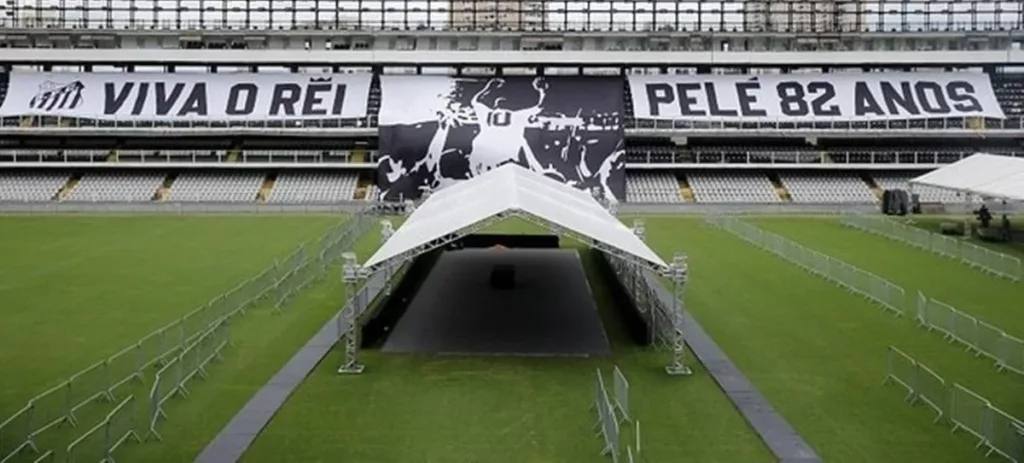 Fãs de Pelé dormem na fila para o último adeus ao Rei em velório na Vila Belmiro