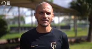 Paulistão: Fábio Santos renova com Corinthians até dezembro