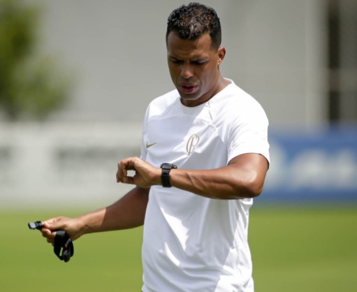 Fernando Lázaro descarta 'mudanças drásticas' no time titular do Corinthians apesar de maratona de jogos