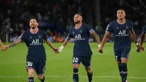 PSG vai leiloar camisas usadas por Messi, Mbappé e Neymar em amistoso