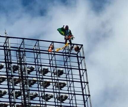 Homem escala torres de energia do estádio do Santa Cruz e grita: ''Fora Lula''