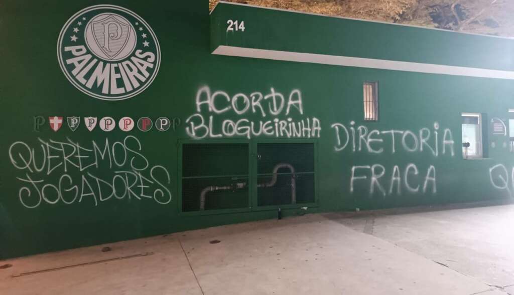 Palmeiras vê muros do Allianz Parque pichados em protesto contra a diretoria