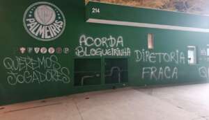 Palmeiras vê muros do Allianz Parque pichados em protesto contra a diretoria