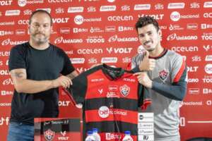 Vitória apresenta Zeca que já estreou marcando gol