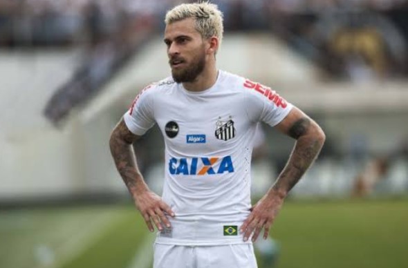 Torcedores do Santos invadem perfil de Lucas Lima e pedem a volta do meia