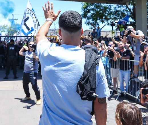 Torcida do Grêmio faz recepção de gala para Suárez: 'Teremos coisas importantes'