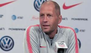 Mãe de jogador admite que denunciou técnico dos EUA por chutar esposa em 1991