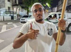 Jovens reverenciam o Rei Pelé mesmo sem o ver jogar