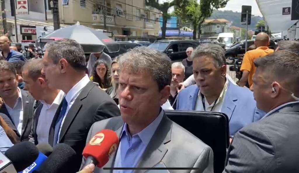 Tarcísio vai a velório de Pelé e promete desenvolver homenagens em São Paulo 2 unnamed e1672675188832