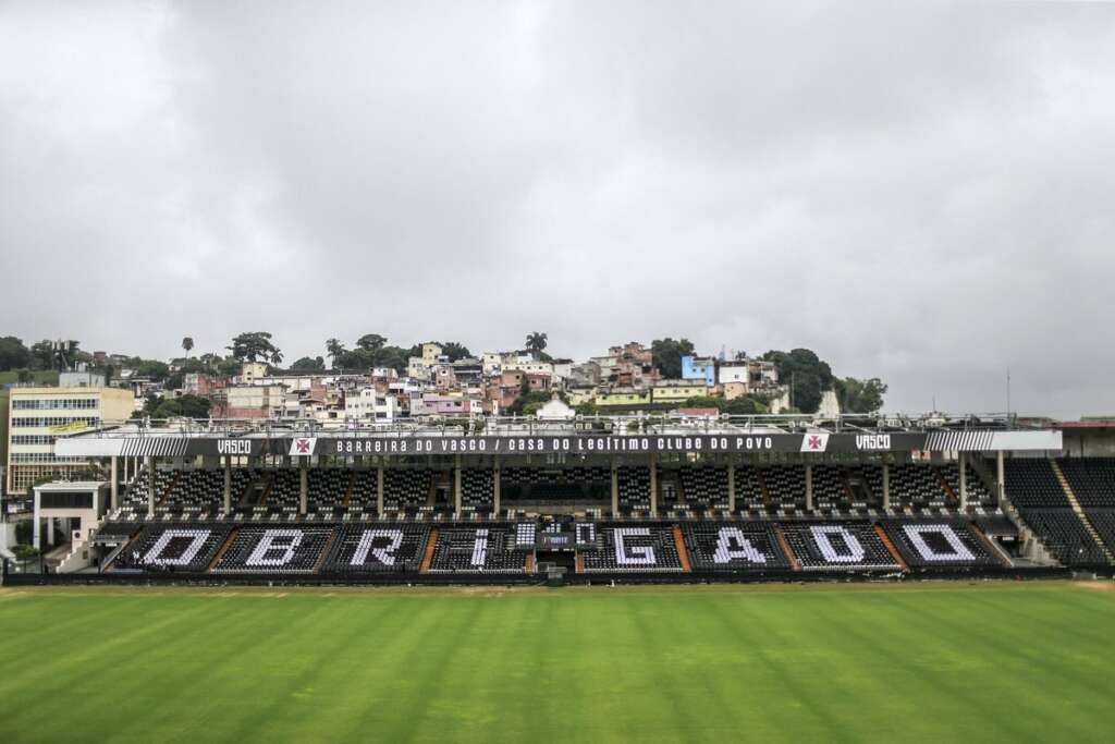 Roberto Dinamite é velado no gramado do estádio São Januário