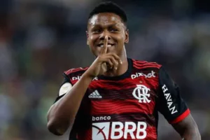 Flamengo renova com Matheus França e impõe multa bilionária