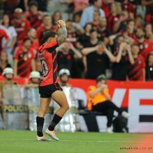 PARANAENSE: Athletico atropela Azuriz, aumenta vantagem na ponta e mantém 100% de aproveitamento