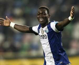 Danilo presta homenagem a Atsu e relembra período em que ambos jogaram no Porto