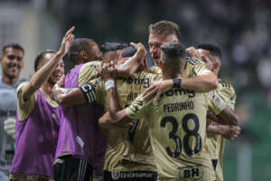 MINEIRO: Com dois gols de Hulk, Atlético-MG supera o Democrata e mantém os 100%