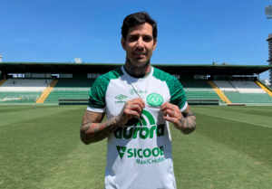 Catarinense: Chapecoense contrata Victor Ramos, ex-zagueiro de Portuguesa e Palmeiras