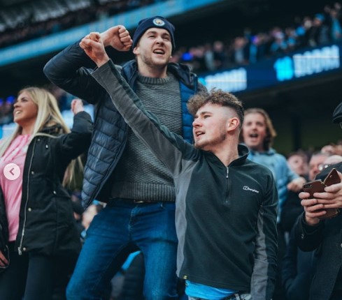 Torcida do City vaia hino da Premier League e protesta contra acusações de fraude
