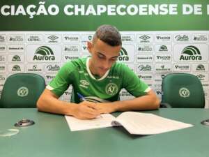 Catarinense: Chapecoense renova com atacante Cacá, revelação da base, até 2026