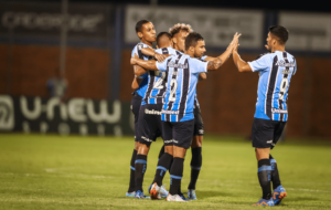 GAÚCHO: Suárez passa em branco, mas Grêmio derrota Esportivo e segue 100%