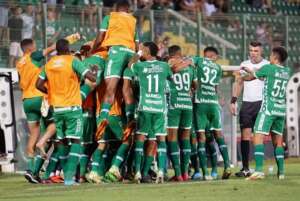CATARINENSE: Chapecoense vence por 3 a 0 e cola na ponta