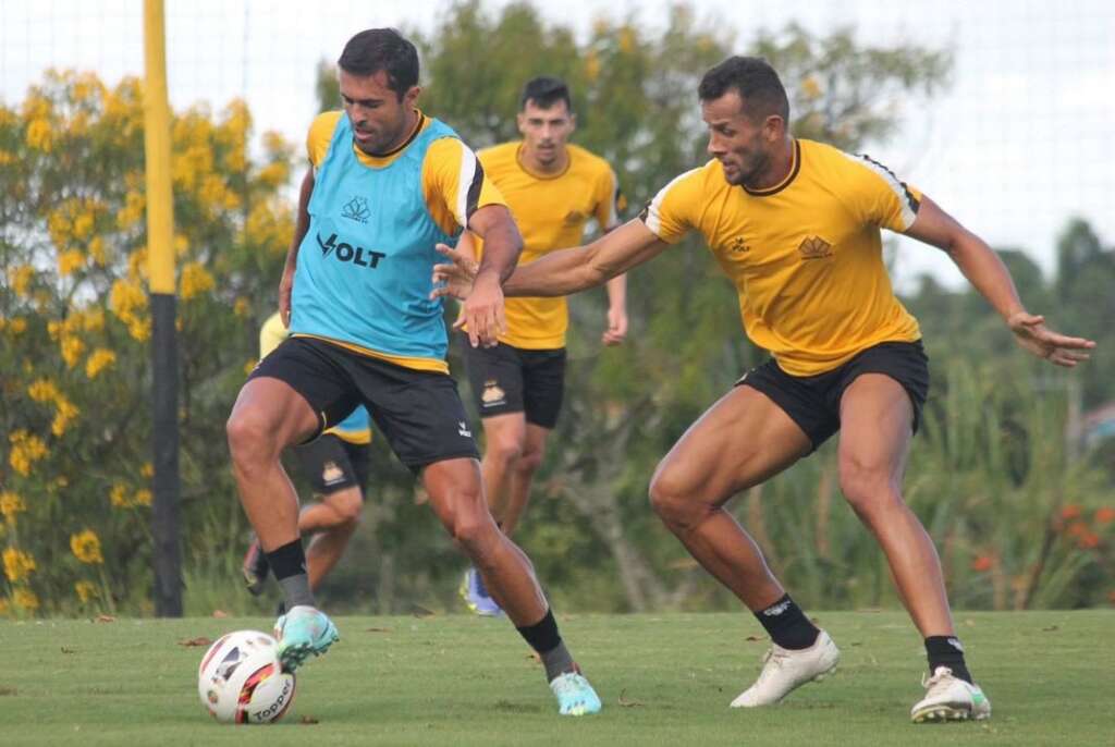 Catarinense: Meia fala sobre importância de vitória do Criciúma em clássico: ‘Obrigação’