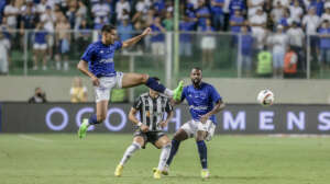 MINEIRO: Cruzeiro e Atlético-MG empatam em clássico nervoso e com 42 faltas