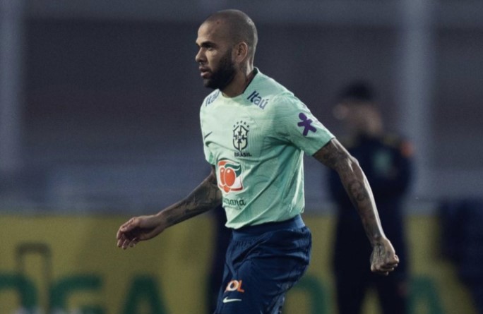 Daniel Alves pode ser condenado a até dez anos de prisão, diz jornal