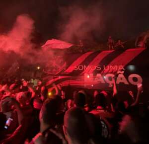 Partiu Marrocos! Com festa da torcida, Flamengo embarca para o Mundial