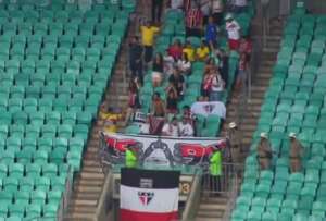 Gaiola? Espaço para a torcida visitante do Bahia vira centro das atenções