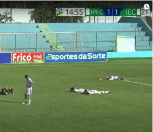 Goiano: Jogo é interrompido por 'invasão' de abelhas